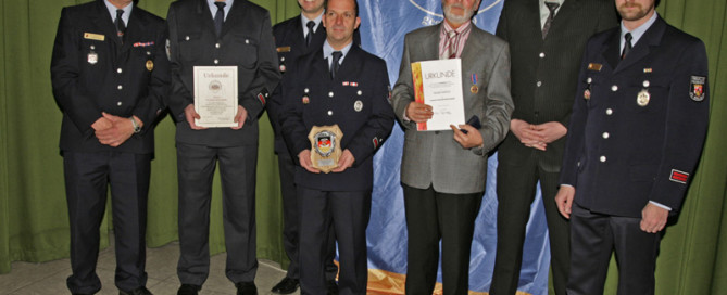 Ehrungen und Personalien der Delegiertenversammlung (von links): Gerhard Bingel (Vorsitzender KFV), Thorsten Schneider (Beisitzer der VG Nassau), Michael Dexheimer (stellvertretender Vorsitzender KFV), Harald Helfrich (VGV Braubach), Rudi Kubitzka (Wehrführer FW Lorheim), Werner Groß (Bürgermeister VG Braubach), Ralf Elenz (stellv. Vorsitzender KFV). Foto: Schmiedel