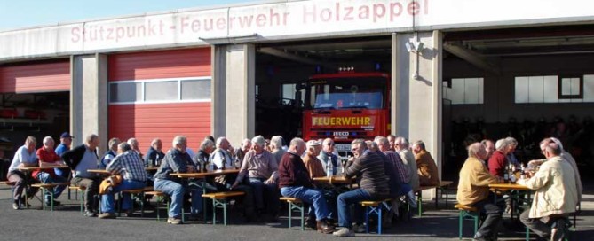 Gespräche am Gerätehaus