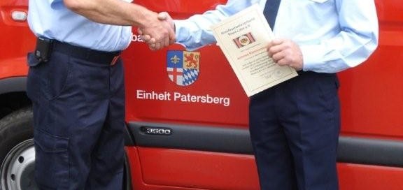 Der Vorsitzende des KFV, Gerhard Bingel, verleiht Achmed Rommersbach die Ordensspange des KFV.