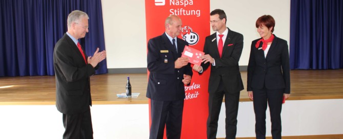 Gerhard Bingel nimmt die Spende entgegen