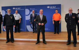 Staatssekretär Randolf Stich gratulierte den Preisträgern der Bambini- und Jugendfeuerwehr-Challenge der Unfallkasse Rheinland-Pfalz und des Landesfeuerwehrbands