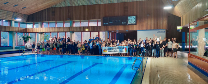 Gruppenfoto des Schwimmwettkampf-Teilnehmerfeldes