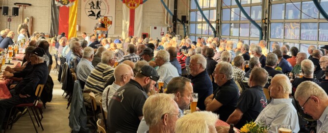 insgesamt 225 Feuerwehrkameraden und Kameradinnen aus dem gesamten Rhein-Lahn-Kreis trafen sich jetzt in Lahnstein um gemeinsam die Kameradschaft zu pflegen. In der proppenvollen Fahrzeughalle wurde gegessen und getrunken und viele gute Gespräche geführt. Foto: Jörg Eisbach