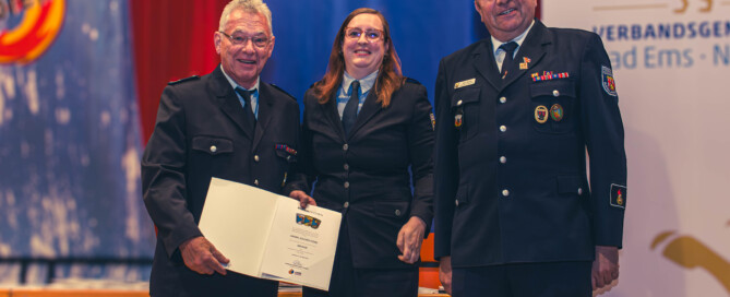 Jochen Hübel zusammen mit VG-Jugendwartin Stefanie Balcke und Kinder- und Jugendfeuerwehrwart Gerd Werner.