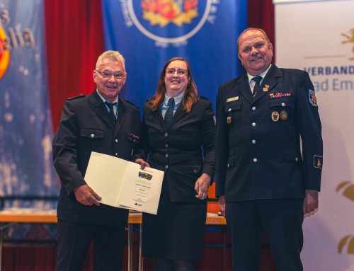 Zwei verdiente Feuerwehrkameraden für ihr Engagement in der Jugendarbeit ausgezeichnet