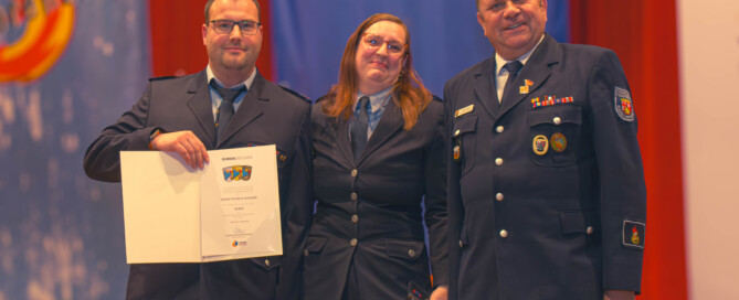 Patrick Wagner zusammen mit VG-Jugendwartin Stefanie Balcke und Kinder- und Jugendfeuerwehrwart Gerd Werner.